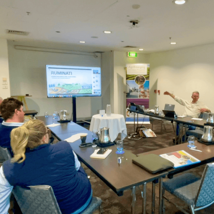 Bill Findlay explains to TSBE farmers how emissions tracking can benefit their farm businesses.
